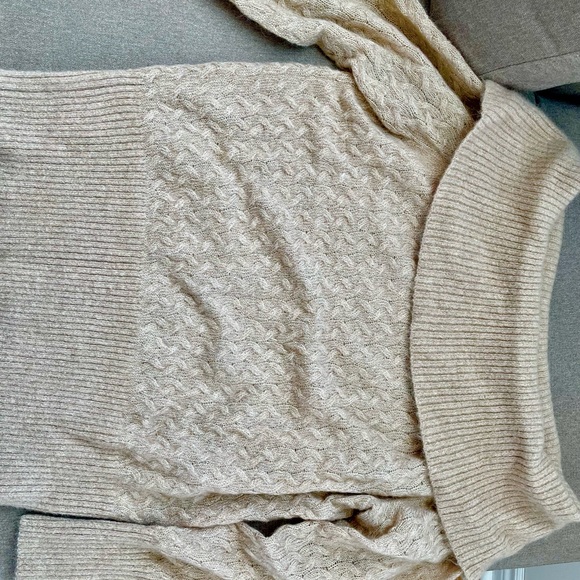 Banana Republic off the shoulder sweater. Beige. Size large. Brand new - Picture 2 of 6